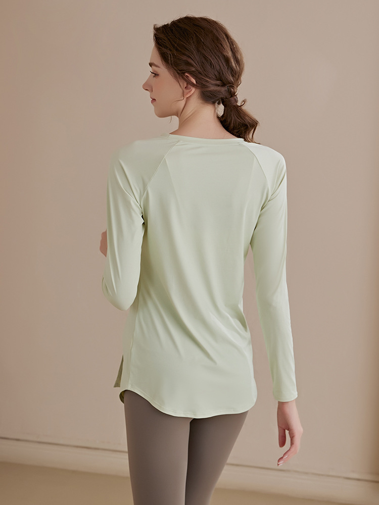 60. High-end new yoga top, loose fit, slimming, gathered, and hip-covering.