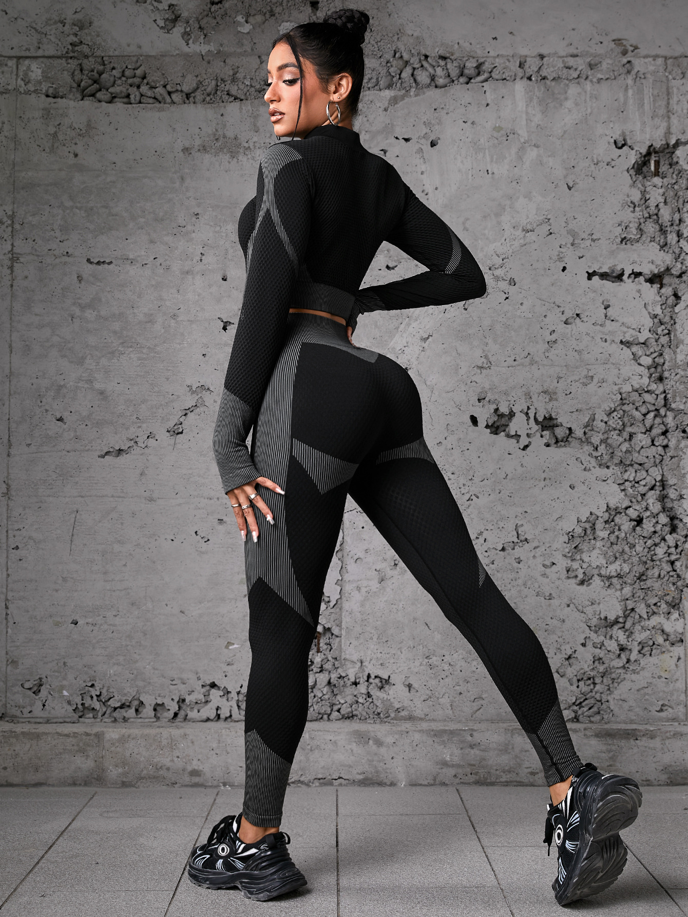 9. Long-sleeved yoga outfit for women, sports outdoor yoga jacket, running fitness top, fitness set.