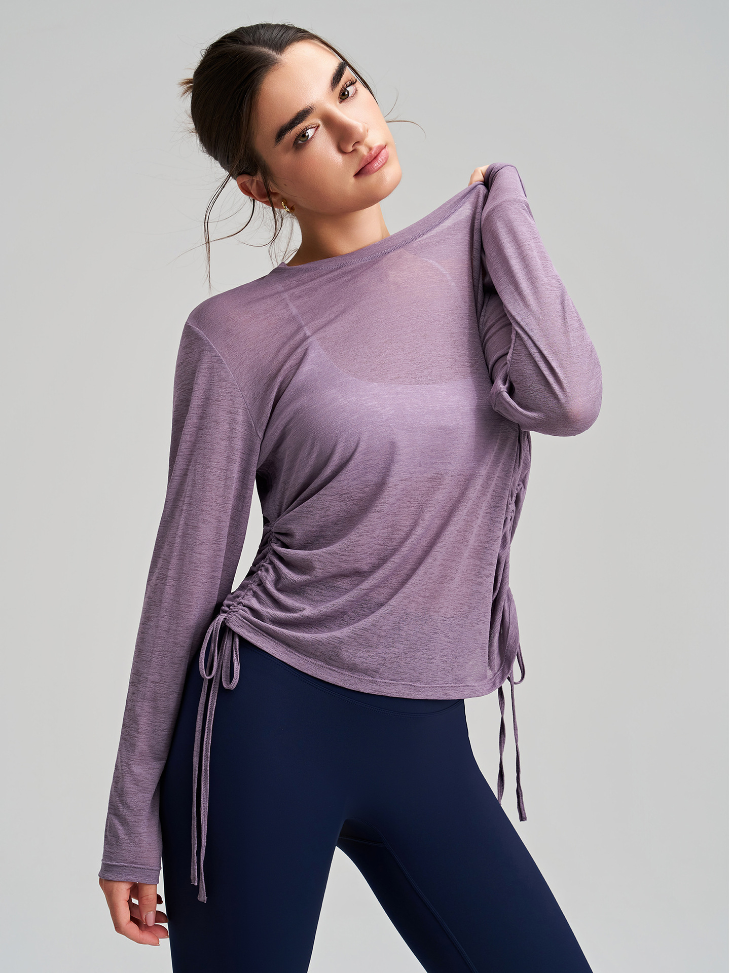 18. Oversized yoga hoodie with round neck, long sleeves, hip-covering, and side drawstrings.