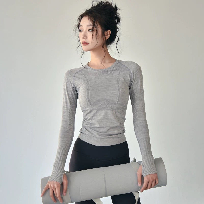 104. Sports top, perfect for Pilates and training in autumn and winter.
