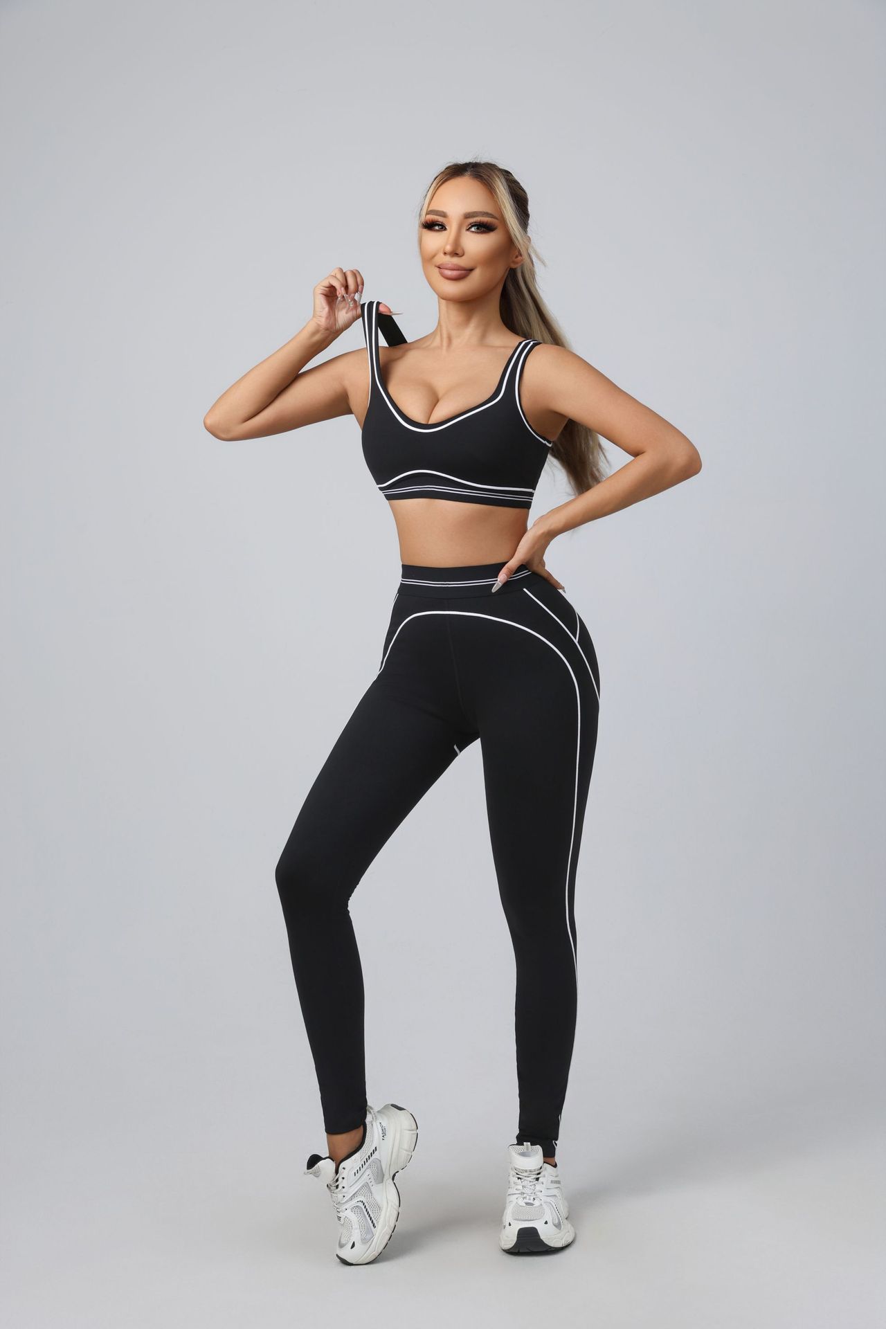 109. Sexy butt-lifting fashionable sports bra and underwear set