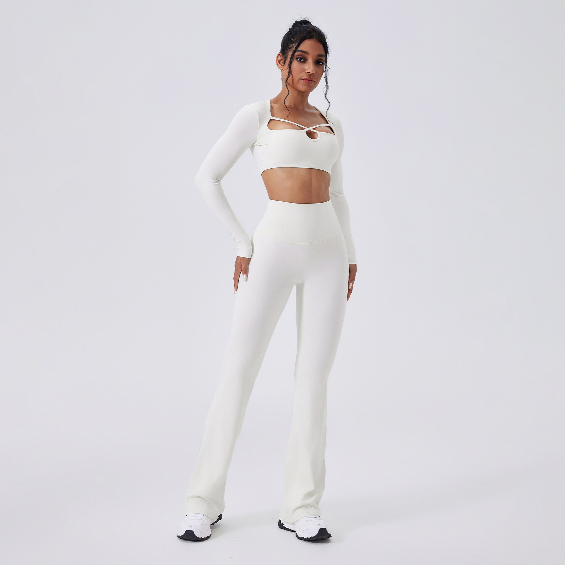 110. Brushed fabric yoga set, hollow-out design, slim-fit yoga and fitness wear, running outfit with high-waisted flared pants and long sleeves.