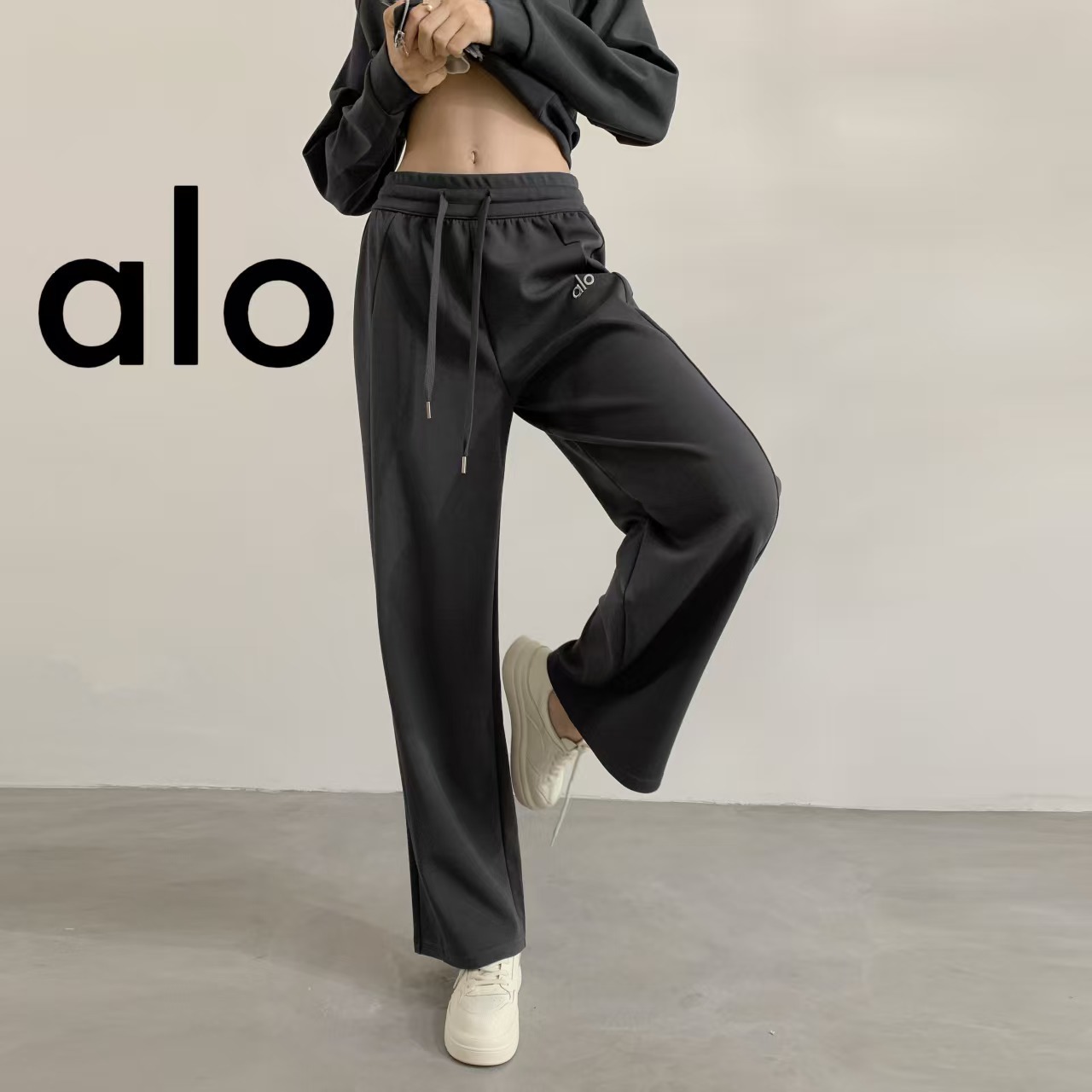 172. Drawstring, versatile, high-waisted, straight-leg, loose-fitting, casual wide-leg style.