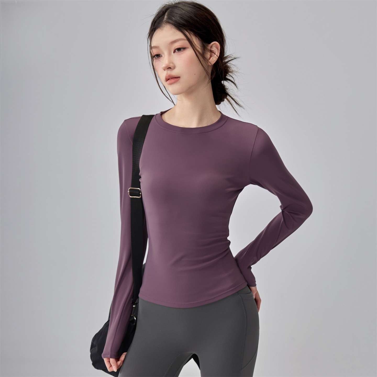 253. Slimming and figure-flattering base layer top, with a seamless feel, regular shoulder design, and quick-drying fabric.