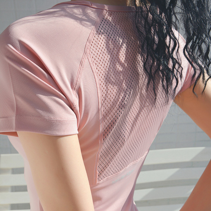 358. Quick-drying short-sleeved yoga top for running and training.